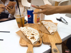 Đồ ăn ổn nước trái cây vị còn hơi nhạt trà đào tắc thì hơi ngọt . Được bánh taco thì ngon 