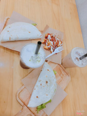 Quán rộng . Đồ ăn ok cũng vừa miệng mỗi tội hơi mặn 1 chút . 