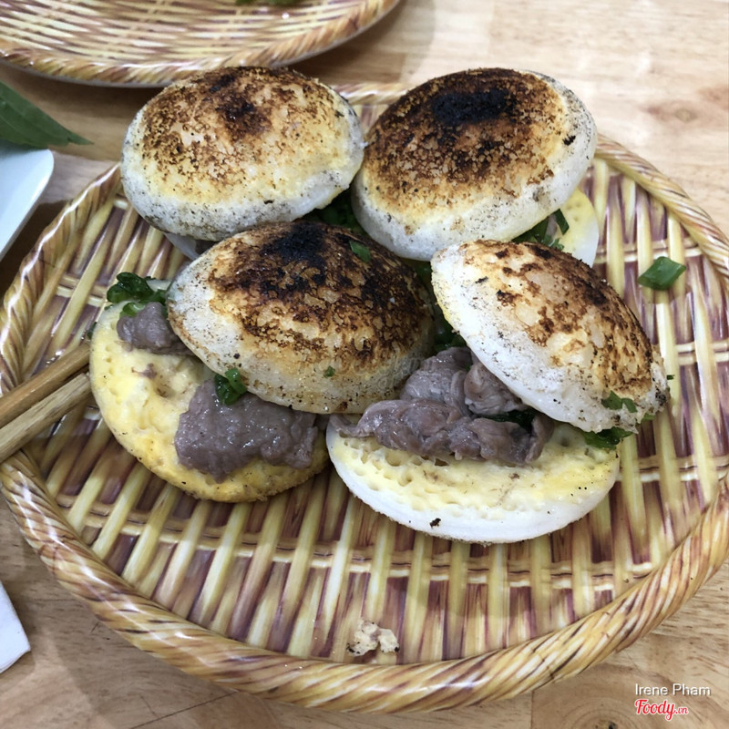 Bánh căn bò trứng hơi bị cháy
