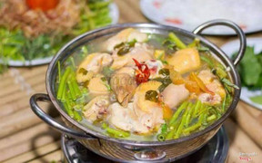 Lẩu gà hèm nóng hổi