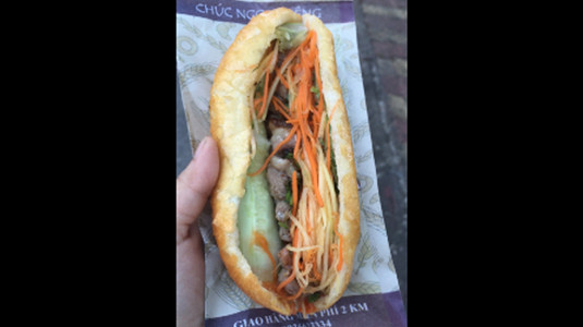 Bánh mì Ca - Cổng cung Việt Tiệp