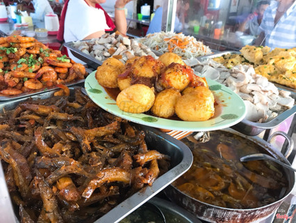 Cá bống kho tộ, Trứng chiên, Thịt luộc, Thịt quay, Dưa giá, Tôm rim, Cá ngừ kho nước