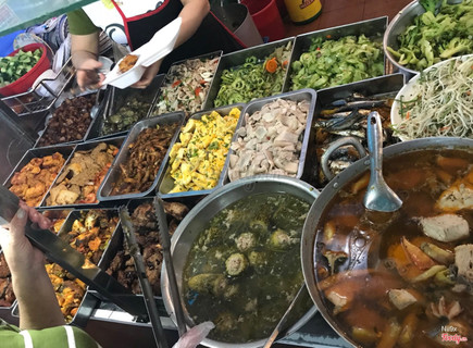 Cá ngừ kho nước, Canh khổ qua nhồi thịt, Sườn chiên, Cá lóc kho nghệ, Thịt luộc dưa giá, Cá nục rim, Trứng chiên, Cá bống kho tộ, Tôm rim, Chả rim, Đậu phụ sốt cà, Thịt kho tàu, Cà tìm xào, Thịt heo xào cà, Mướp đắng xào, Dưa gang bóp, Su lơ xào