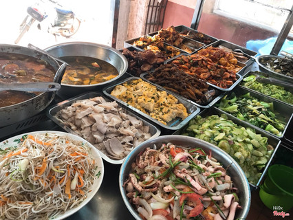 Mực xào thơm cà, Dưa gang bóp thấu, Cải ngọt xào, Mướp đắng xào, Cà tím xào, Thịt luộc dưa giá mắm cà, Trứng chiên, Cá bống kho tộ, Tôm rim, Đậu phụ sốt cà, Chả giò-chả cá rim, Cá ngừ kho nước, Canh chua cá thác lác, Sườn ram, Cá lóc kho nghệ, Cá ngừ sốt cà, Gà sốt cà, Chim cút rô-ti