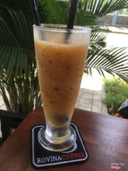 Fruito đá xanh gồm có xí muội, đào, chanh muối, chanh tươi và đá. Vô cùng tươi mát trong tiết trời nóng