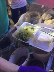 Cho rau và xoài vô trước
