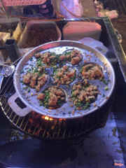 Bánh trứng nướng đây, nhiều topping lắm nha, đầu tiên là trứng cút, hành lá, ruốc, thịt băm