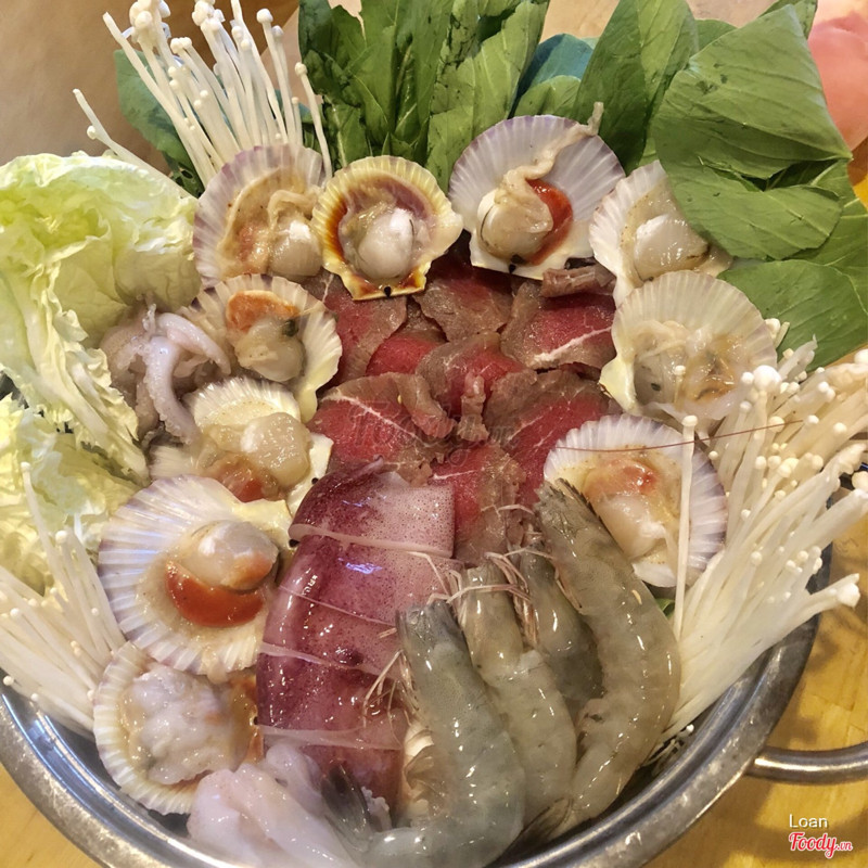 Lẩu hải sản hoa ban ăn khá ổn