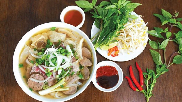 Ăn Sáng Nganni Phương - Bún Bò & Bún Măng Gà - Trần Khắc Chân