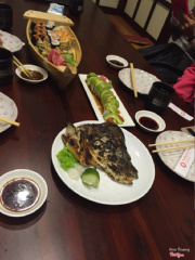Thuyền sushi 5 vị, sushi bơ+tôm, đầu cá hồi nướng