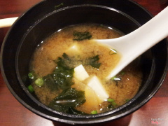 Miso Soup (Súp Miso với đậu phụ và rong biển); mỗi tô (each bowl) / 20 000 VND ;) Hơi mặn, nhưng nước đậm mùi vị đậm dashi thơm thơm, cổ kính :3 