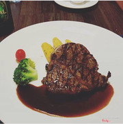 Steak ngày thứ tư giảm giá 30% cho bàn có phụ nữ. Giá cả khá hợp lý. Steak làm rất ổn. Đồ ăn kèm ăn rất đúng vị