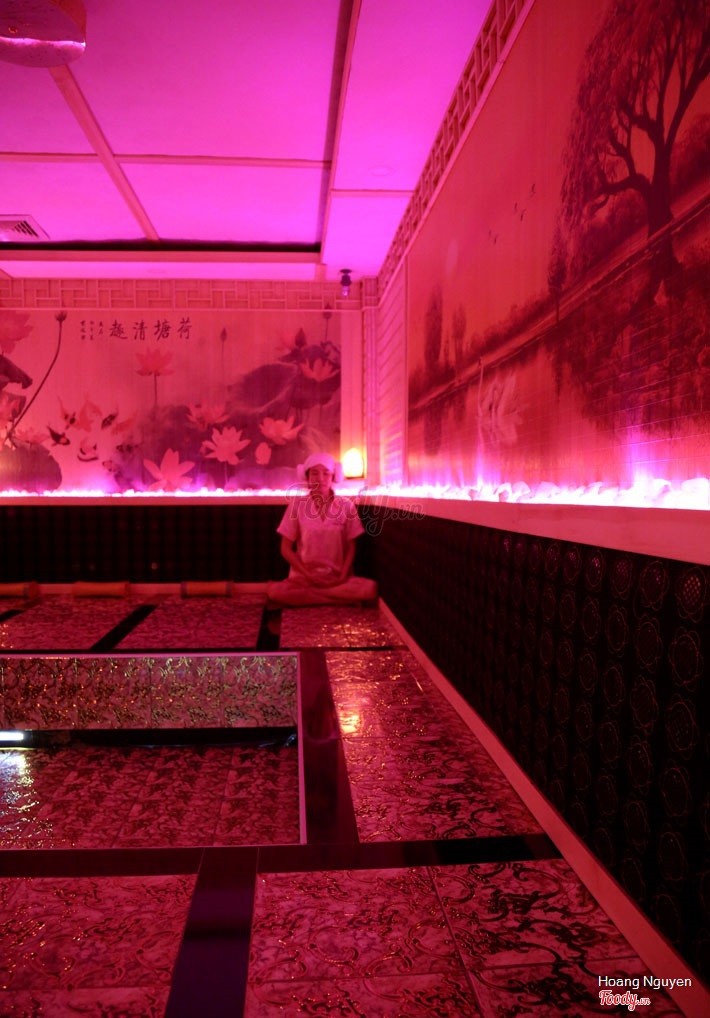 Hình của 1 chị đnag thiền trong phòng