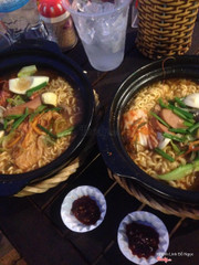 Đầu tiên nhắc các bạn nên đi từ 5-6h nhé, qua 6h là chỉ có ngồi chổ gửi xe chờ xếp chổ thôi 😞 t2 là các bạn phải kiên nhẫn, nhiều bạn oder r mà vẫn về ấy, mình thì ngồi chờ hơn 20p để ăn mì và lâu hơn để ăn sườn 😜, mì ở đây nước mình thấy hơi mặn mà xíu, vẫn ưng mì kim chi bên hiệp hoà hơn hơn nhưng giá rẻ hơn 10k lận nhé!!! Sườn nướng ngọt ngọt ăn với muối ớt hột cũng hấp dẫn lắm nha. Nhưng mà các bạn đến đây đừng quên uống nước gạo nhé, siêu ok 👏🏻 vote 3/5