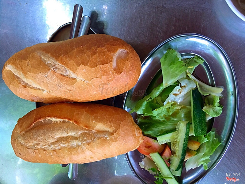 Bánh mỳ và salad