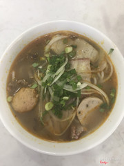 Bún bò tái nạm chả 37k