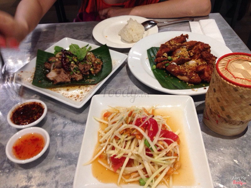 Fried chicken, papaya salad with dried shrimp and peanuts, and thai beef salad