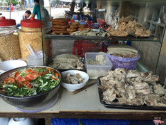 Ai tới nha trang đều phải thử món bún cá nổi tiếng chứ nhỉ ở đây bán rẻ đủ thứ chỉ 20k thôi kêu thêm thì 10k nhé có cả đầu cá nữa nha gặm gặm xương thì hết chỗ chê luôn nà