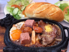 #boneCuHanhTay quán ăn thật thà về calories. Suất này là 590calo, hèn chi lý do mình ăn no đến trưa, nhưng khi ăn cảm giác ko dừng lại nổi 😂. Thêm ớt, ketchup và tiêu. Nước sốt không mỡ, đậm đà. Pate bùi, thơm, bánh mỳ nóng. Chỉ tiếc giá xíu mại giữ vị original, ko có trứng cút thì sẽ ngon hơn. À, mà viên Pate m gọi thêm có 3k