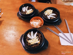 ✔️Mì tương đen 35k 🗯Quán gần trường nên trưa tạt qua ăn thử. Quán nhỏ xíu à, hôm mình vào vắng nên bật 2 quạt treo tường là mát, chỗ để xe 2 con Lead + 1 con wave là chật không có đường vào rồi. Giá cả hợp với túi tiền sinh viên. Mì tương đen, nói chung là tệ, sợi mì mềm nhũn, ngắn cụt | nước sốt thì nhạt như nước ốc. Nhưng quán cũng có vài món ổn như là cơm trộn, kimbap, kimchi đi kèm...Được khen nhiều ở đây là cơm trộn và nên đến thử một lần xem