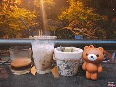 1 ly caffe với 1 ly bạc xỉu ta có thể ngồi nhâm nhi buổi tối 😋caffe ở đâu rất ngon