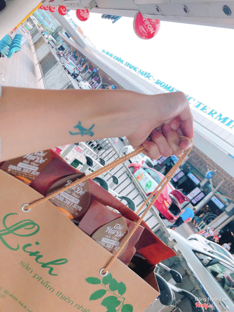 Mang làm quà cho bạn bè rất lịch sự