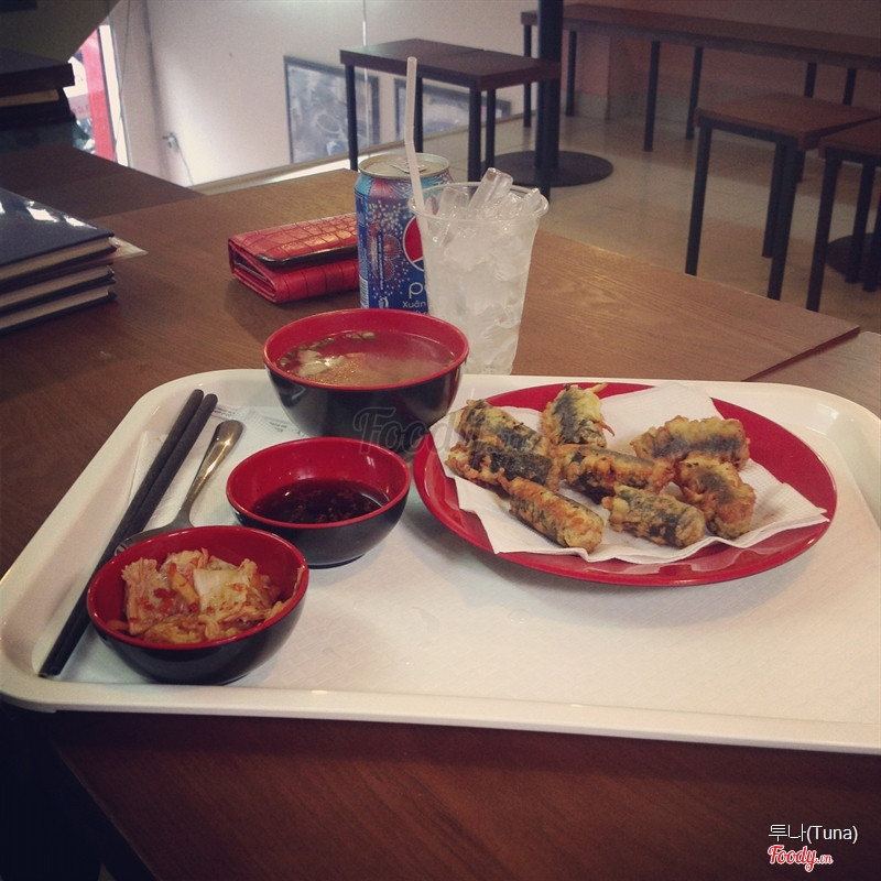 Bột, rong biển, cuốn miến bên trong và chiên lên. 