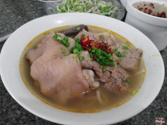 bún bò huế Hương Giang 101 nguyễn thị minh khai, 40k/tô giò