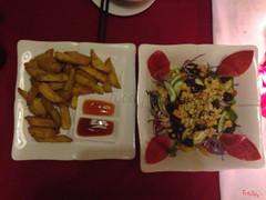 Khoai lang chiên và salad