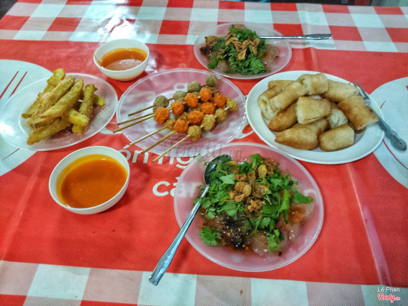 Bánh bèo + khoai lang lắc + xiên rán