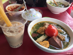 Vừa ăn canh bún vừa uống trà sữa