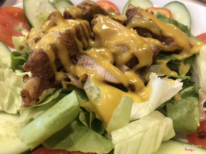 Salad gà chiên mật ong