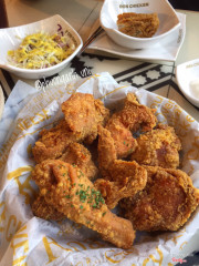 Khuyến cáo ai ko ăn đc cay thì ko nên gọi gà rán sốt cay nha :)))) mình giảm ớt rồi mà vẫn cay xé mồm cay vch cay ơi là cay :((( vừa ăn vừa khóc :))) được cái gà giòn , sốt cay hơi ngọt ngọt, bớt cay một chút nữa là ok đấy, gà rán thì giòn , thơm nóng , chấm tương ăn kèm salad rất ngonn , à nhưng gà rán hơi khô , các bạn có thể gọi gà nướng tỏi, mềm mà thơm vị tỏi nha 