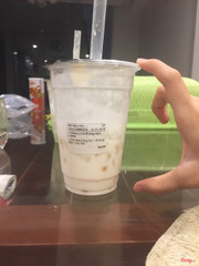 Mình gọi size L mà, có hơi sai sai không? Li có chút xíu như size M vậy, vị trà Ô long cũng nhạt lắm luôn, kiểu không có vị gì luôn ;-;