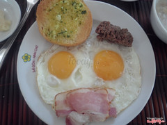 Bánh mì ốp la thịt nguội