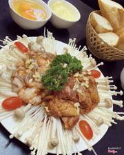 Bò mỹ sốt hàn phô mai chảy cay cay thơm thơm bạch tuộc tươi ngon trứng béo béo ăn kèm salad kiểu tây và bánh mì 1 set 169k 2-3 ngươi ăn no. Khuyến mãi đến hết ngày 5 mua 1 combo bò sốt tặng 1 lẩu 80k