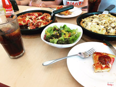 Pizza Hut mua 1 tặng 1. Salad ngon, pizza mình chọn đế dày cái hải sản ngon còn cái kia hơi mặn 🙄🙄