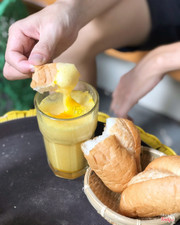 Tuổi thơ ơi cho tôi xin lại một cốc kem trứng chấm bánh mì nào 😋 Các bạn đã thưởng thức món kem trứng sầu riêng chưa? Hãy đến 95A Nguyễn Hữu Huân nhé!