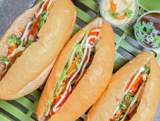 Bánh Mì Chú Ngọng - Bánh Mì, Coffee & Tea - Đê La Thành