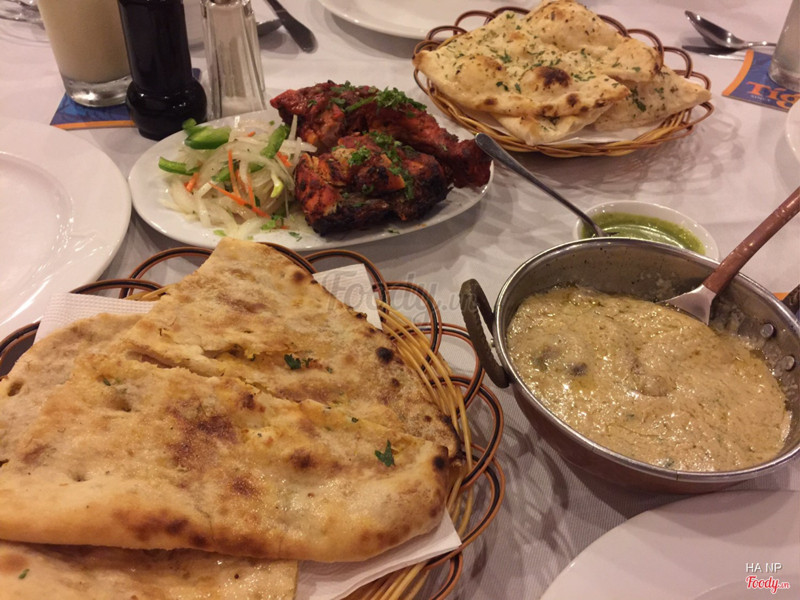 Naan tỏi và naan phô mai. Gà tandoori. Curry dê hạt điều.