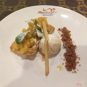 Apple crumbles with cinnamon ice cream