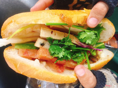 Bánh mì pate chả lụa 13k