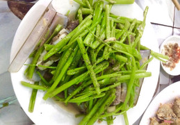 Móng tay xào rau muống