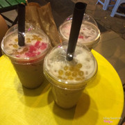 Trà sữa giá rẻ mà ngon, nhiều toping lạ cả đồ ăn vặt. Nhân viên thân thiện, nhanh nhẹn, đóng cửa muộn điểm cộng nha