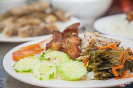 Cơm tấm sườn chả mực