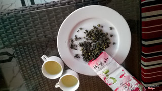 Trà của quán được dùng là trà Ô Long mà giá chỉ 15.000 vnđ 1 ấm ở đâu tại Hà Nội có giá như thế, alo mình
