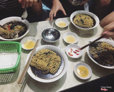 Mì ở đây ngon lắm, nước mì k đắng mà ngon thịt cũng vừa. Quán bán cả bánh xu xê, chè con ong các thứ nữa. Bác chủ thân thiện muộn rồi trời chuẩn bị mưa bác đang đóng cửa thấy chúng mình đến ăn vẫn tươi cười làm cho bọn mình