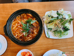 B&#250;n Huế, vị đậm đ&#224;, m&#236;nh th&#236; th&#237;ch ăn mấy m&#243;n thanh thanh hơn