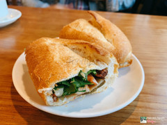 B&#225;nh m&#236; nh&#226;n chay, đồ nướng rất ngon, b&#225;nh m&#236; lu&#244;n được nướng lại cho gi&#242;n trước khi phục vụ kh&#225;ch