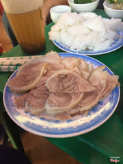 Miếng thịt giòn,  được thái bằng tay nên rất mỏng. Ăn kèm rau và mắm tôm quá tuyệt 😍😍